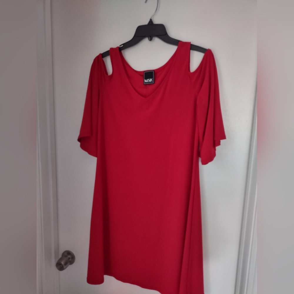 💋💋Like New. Red Dress with Open Shoulders. No flaws. Worn Once. Sz 8-10